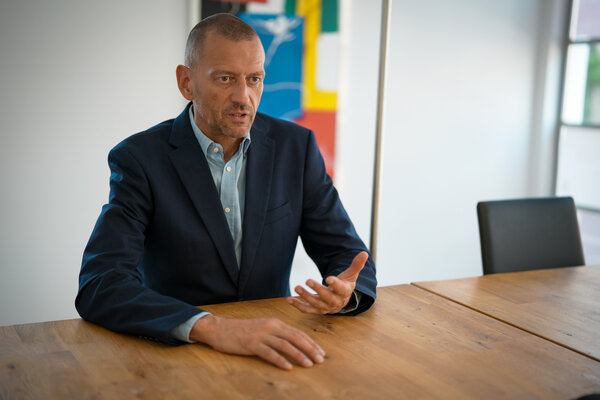 Elmar Bernet, Supervisor BSO i.A. und Mediator SKWM, im Gespräch am Tisch